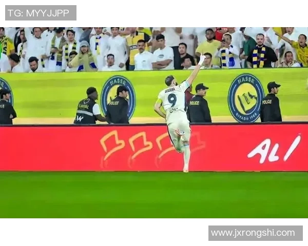 足球明星遭球迷围堵引发热议球迷热情与明星压力的碰撞