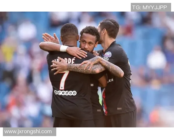 足球明星齐聚一堂内马尔合照展现足球魅力与友谊的精彩瞬间